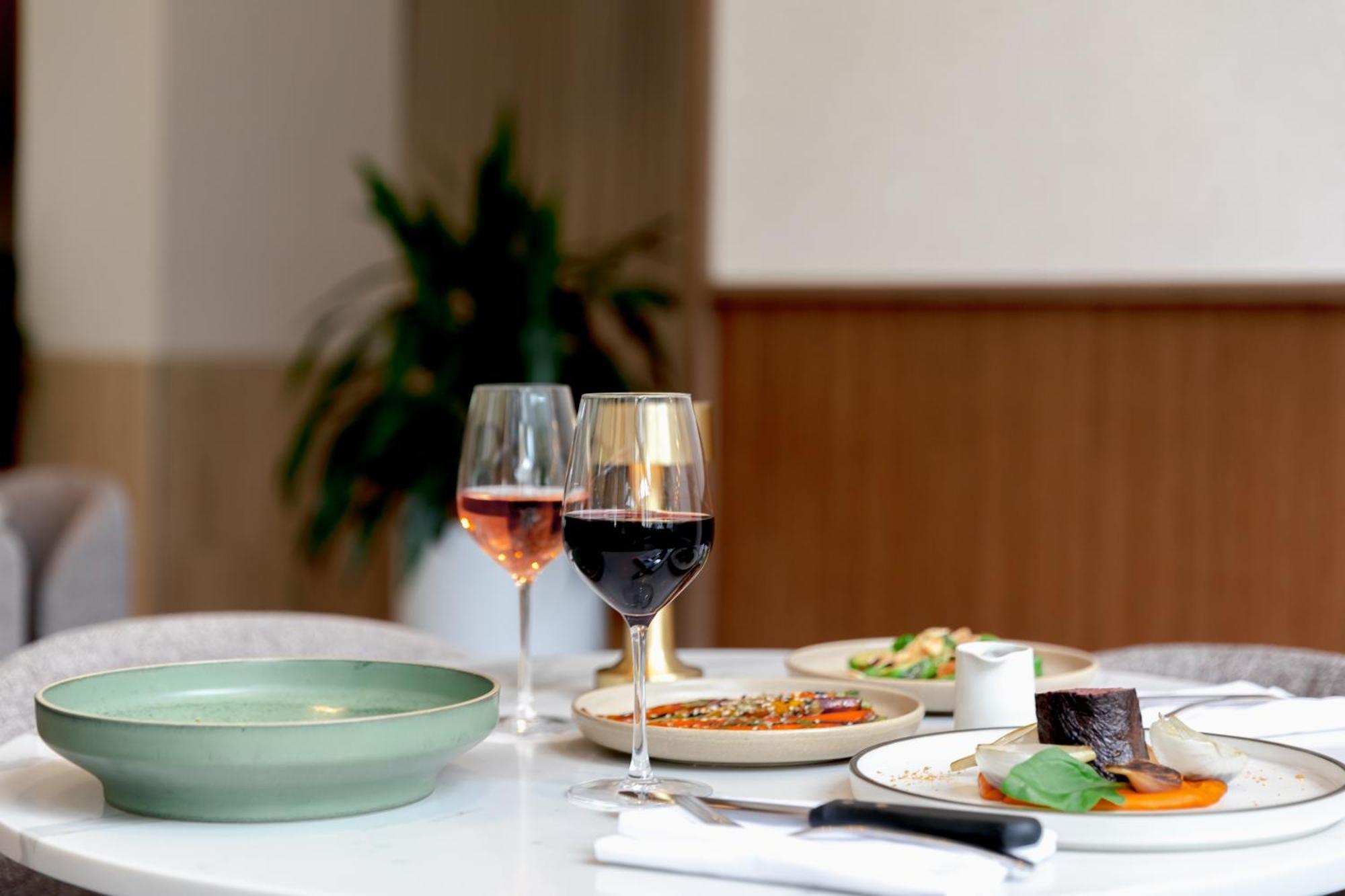 Amora Hotel Бризбейн Екстериор снимка Dishes at the restaurant