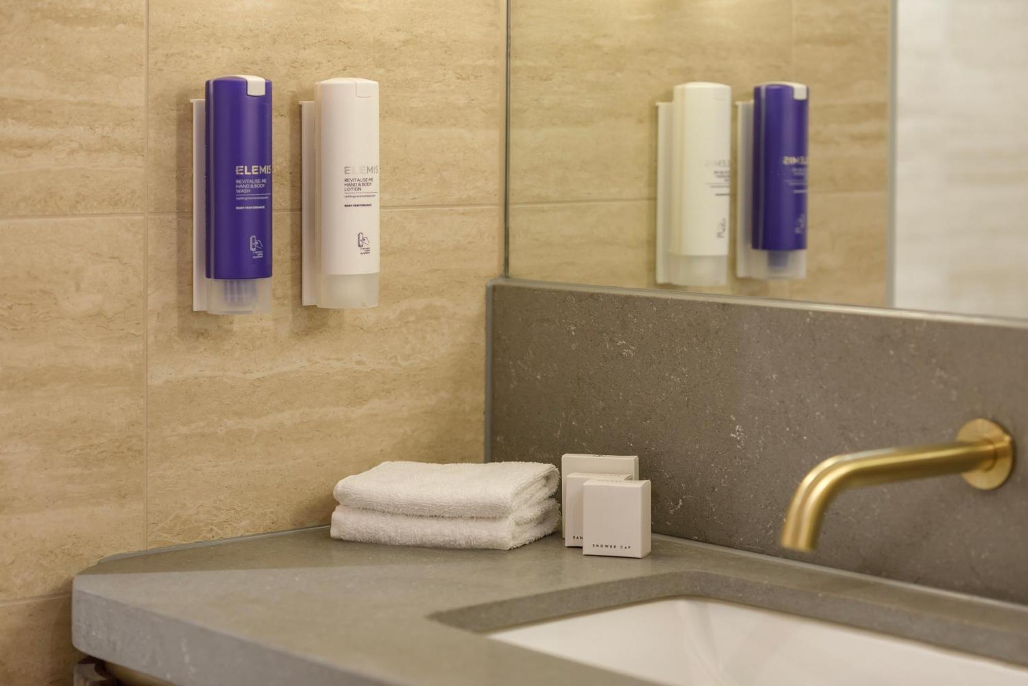 Amora Hotel Бризбейн Екстериор снимка A bathroom with the L:A Bruket products