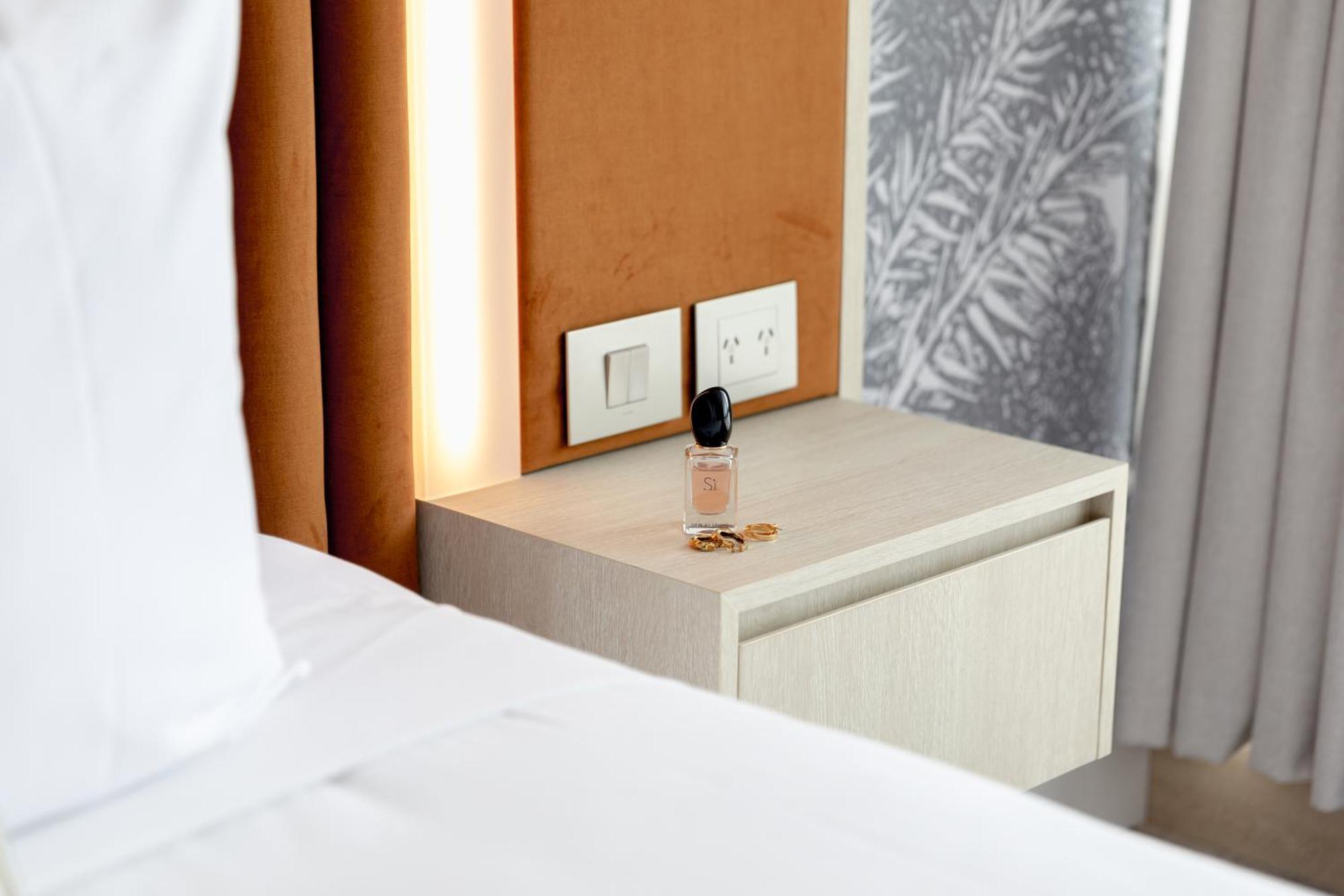 Amora Hotel Бризбейн Екстериор снимка A bottle of the scent