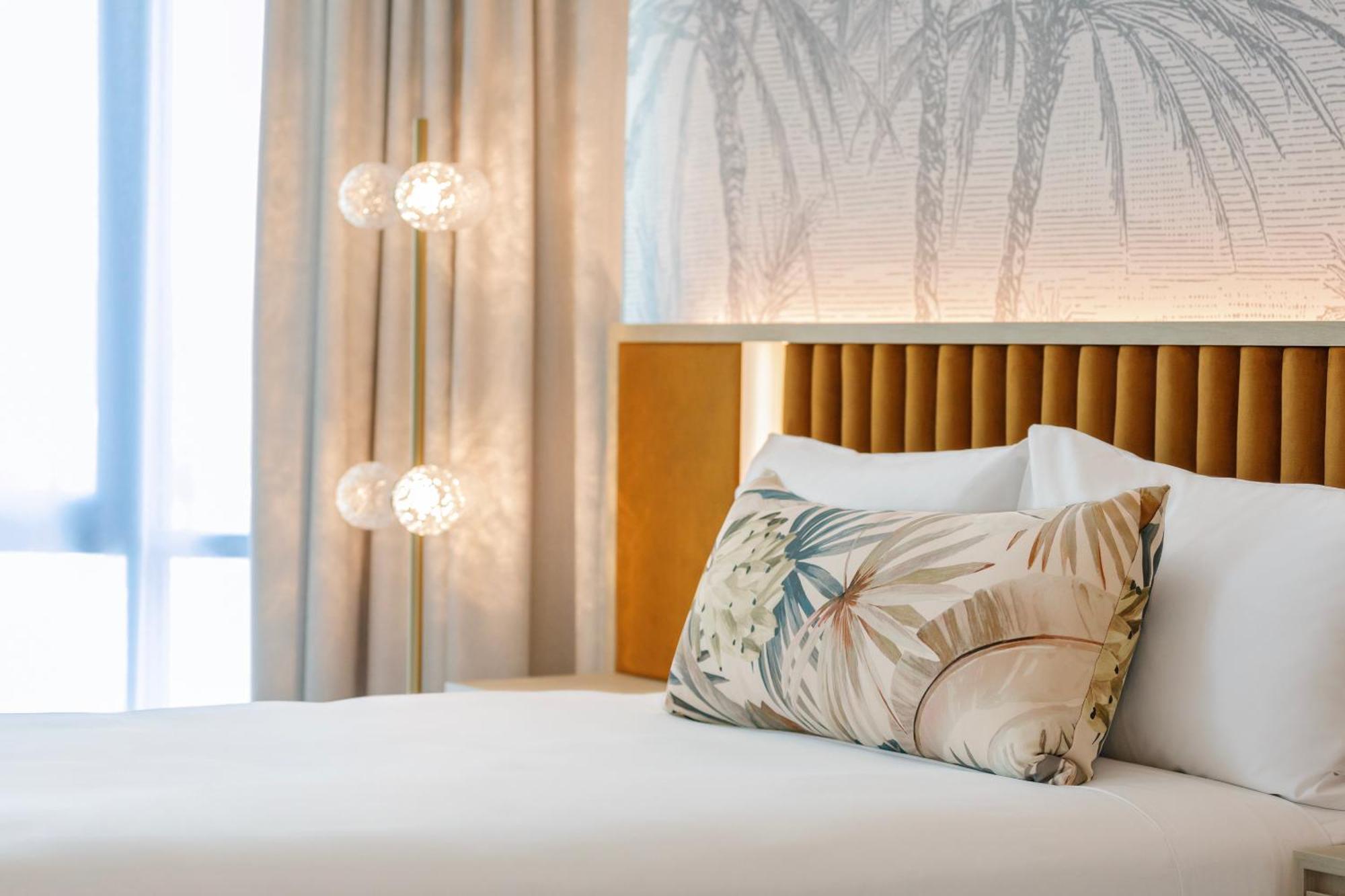 Amora Hotel Бризбейн Екстериор снимка A pillow
