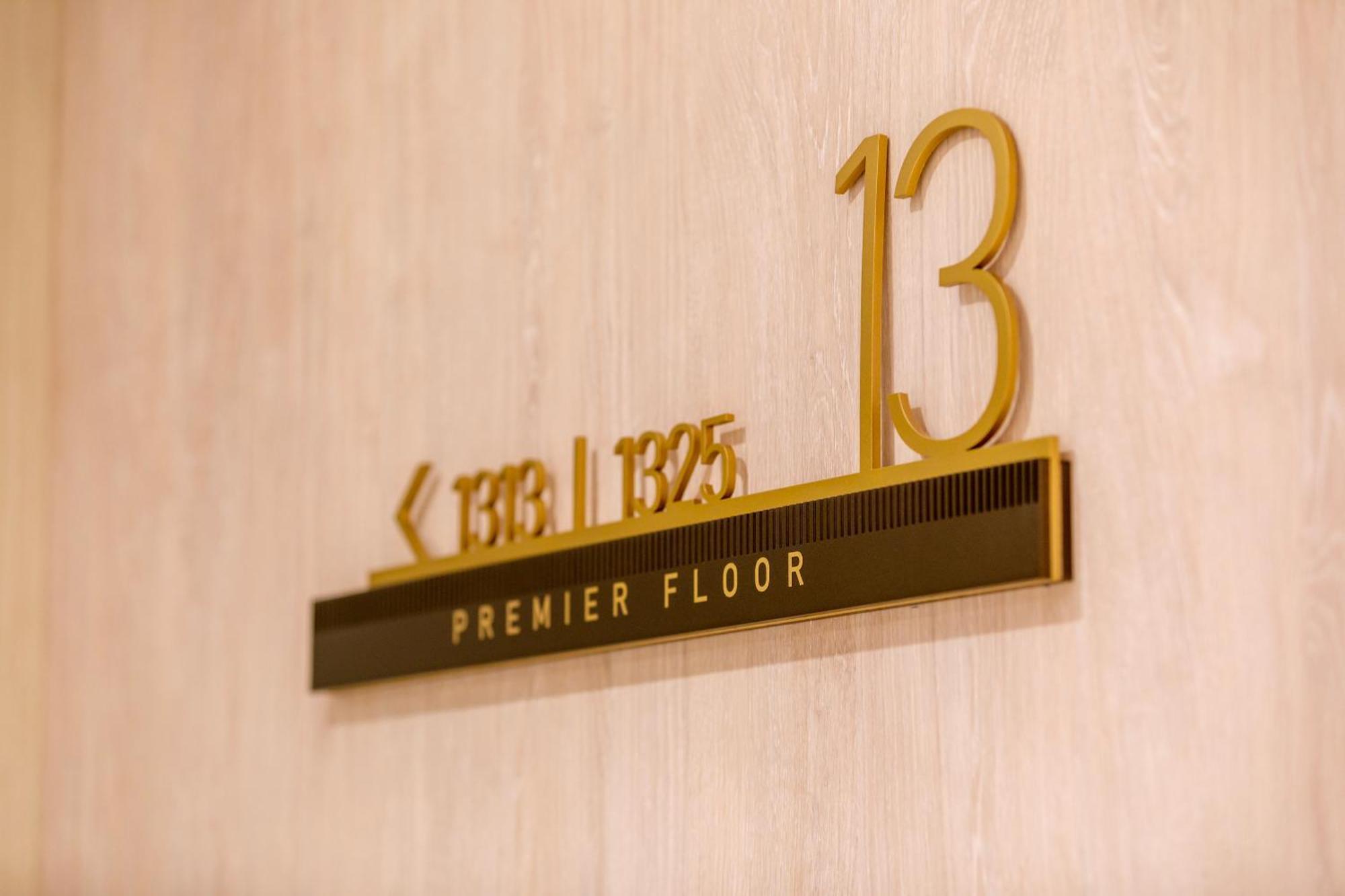 Amora Hotel Бризбейн Екстериор снимка Floor sign of the 13th floor of the hotel