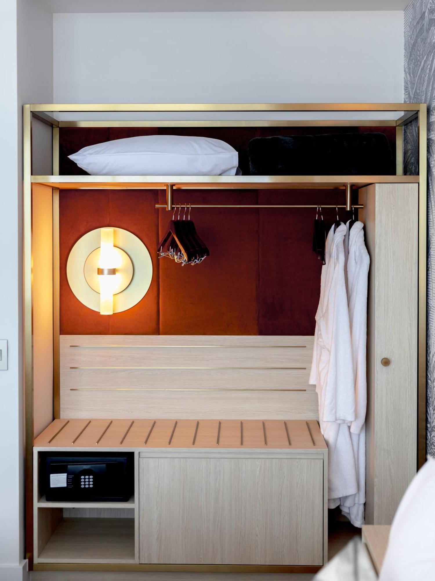 Amora Hotel Бризбейн Екстериор снимка A wall-mounted clothes rack