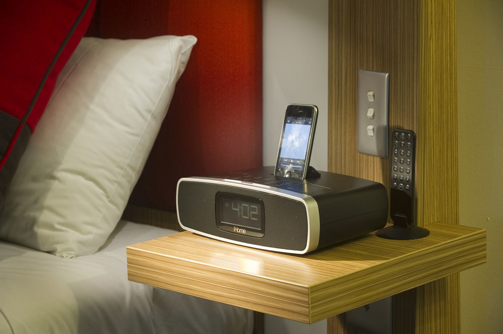Amora Hotel Бризбейн Екстериор снимка A DAB radio with a docking station for a mobile phone